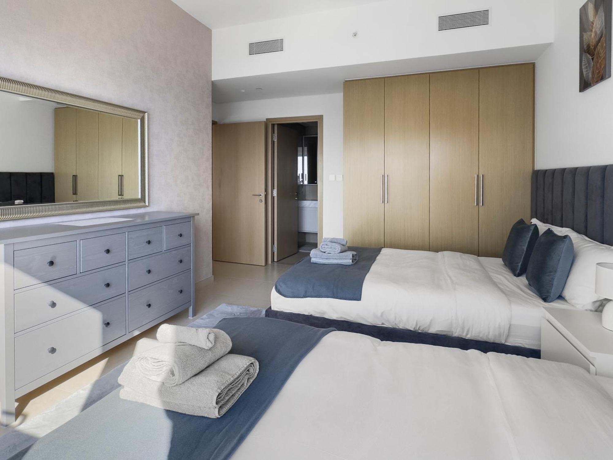 Apartment View In And Burj Khalifa View - 2 Bedroom - 3 Beds