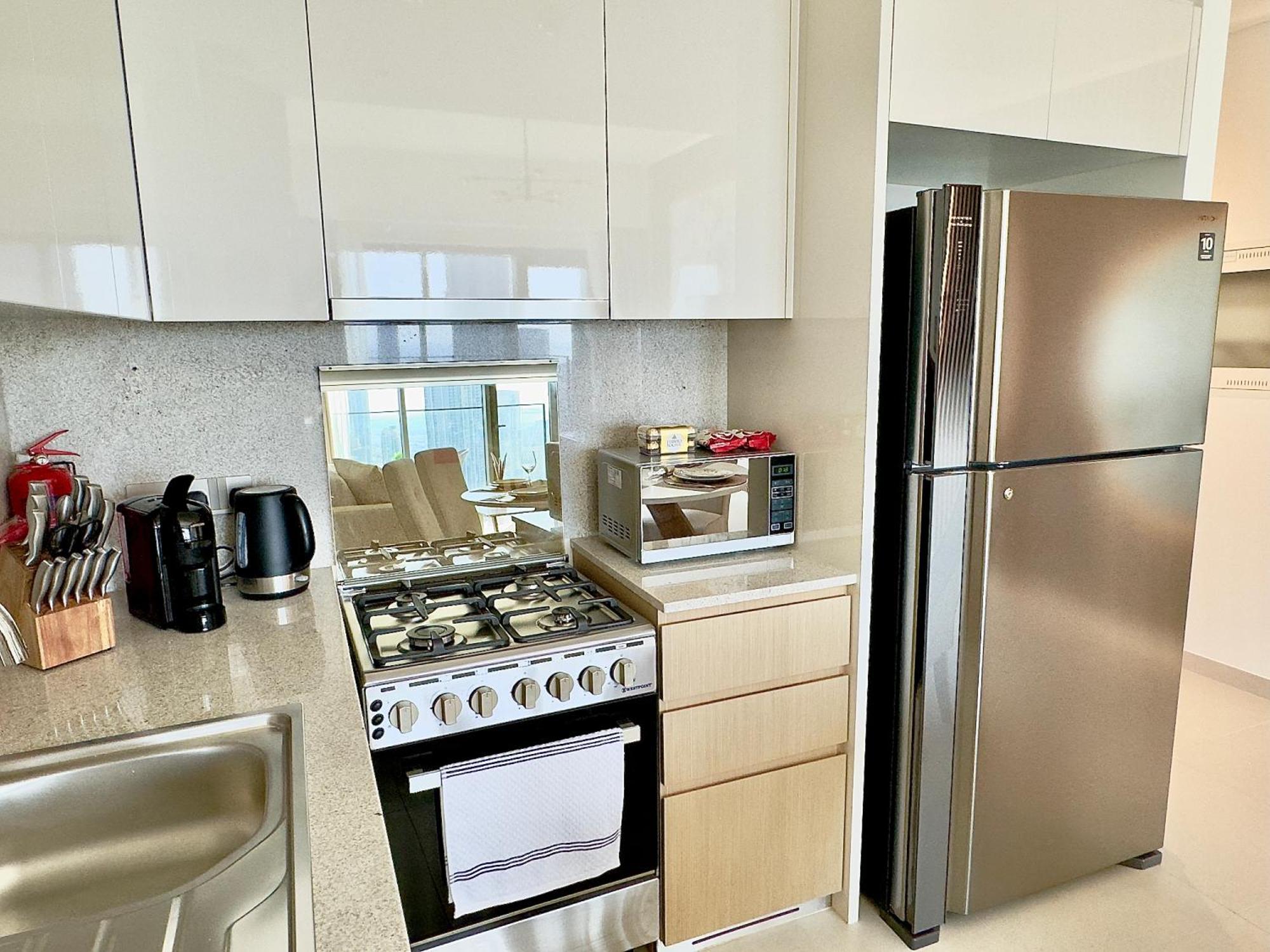Apartment View In And Burj Khalifa View - 2 Bedroom - 3 Beds